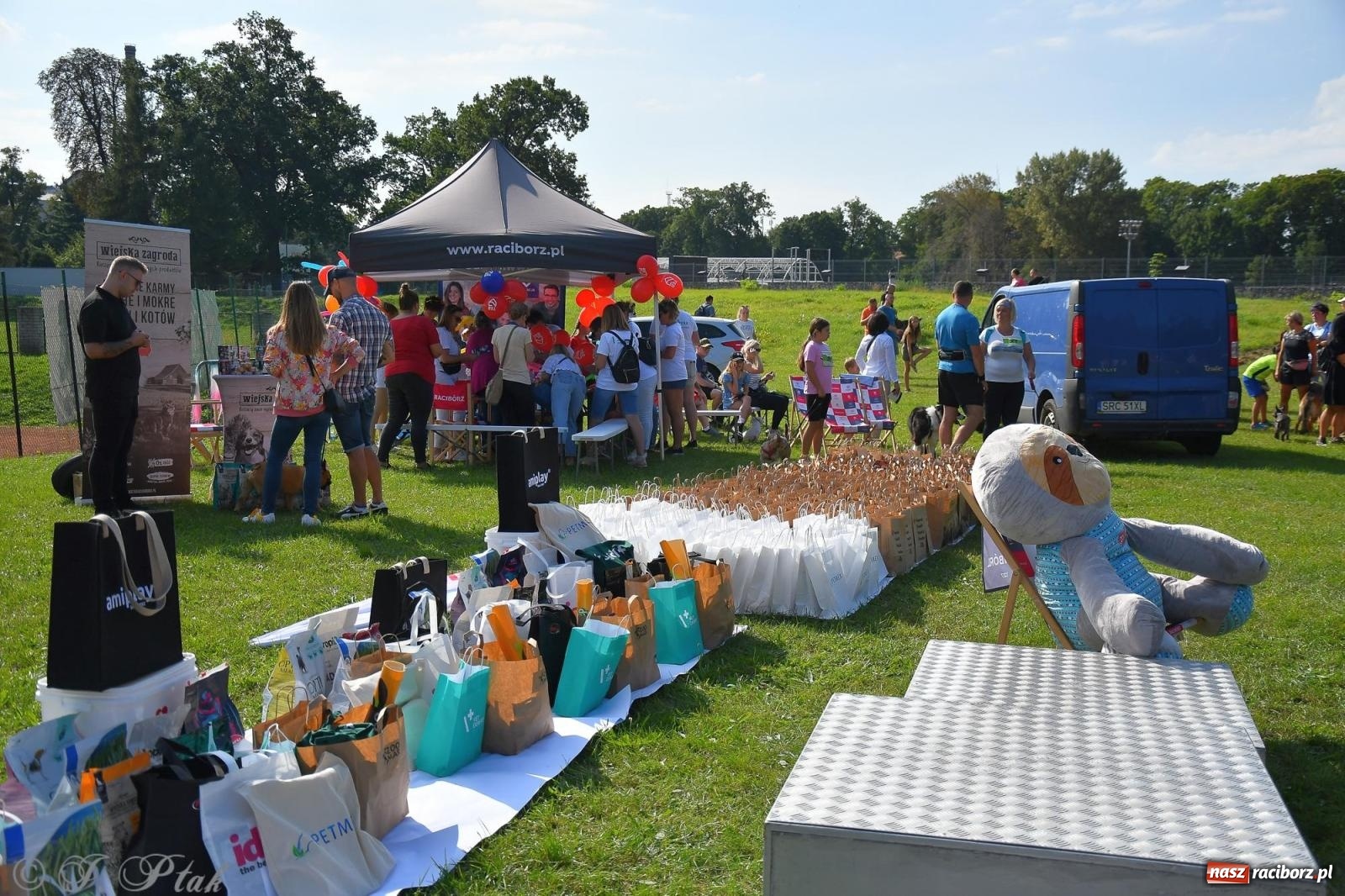 Zdjęcie w galerii na portalu naszraciborz.pl: Dogtrekking - charytatywny marsz z czworonogami [FOTO i WIDEO] wiadomości z regionu