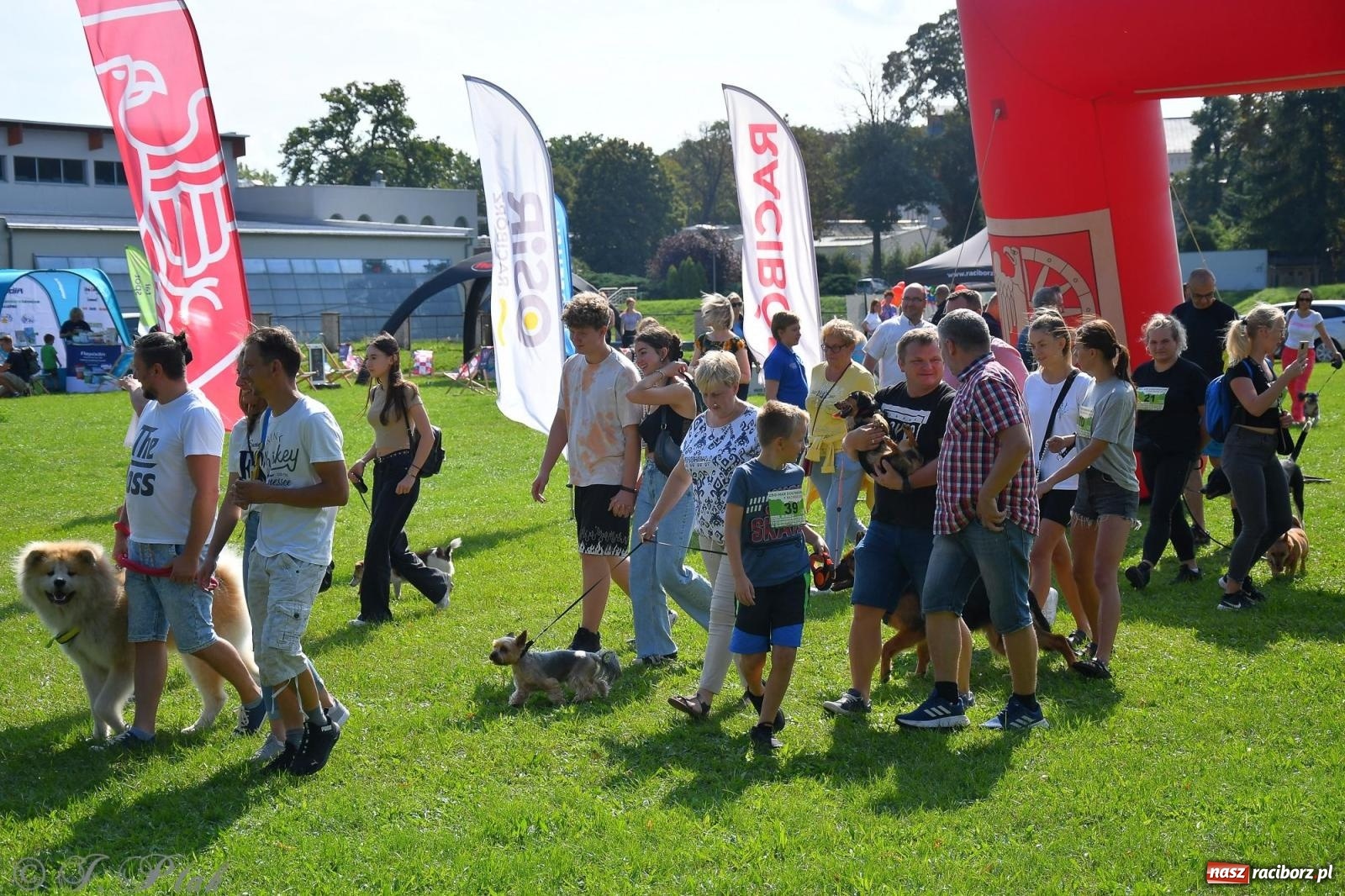Zdjęcie w galerii na portalu naszraciborz.pl: Dogtrekking - charytatywny marsz z czworonogami [FOTO i WIDEO] wiadomości z regionu
