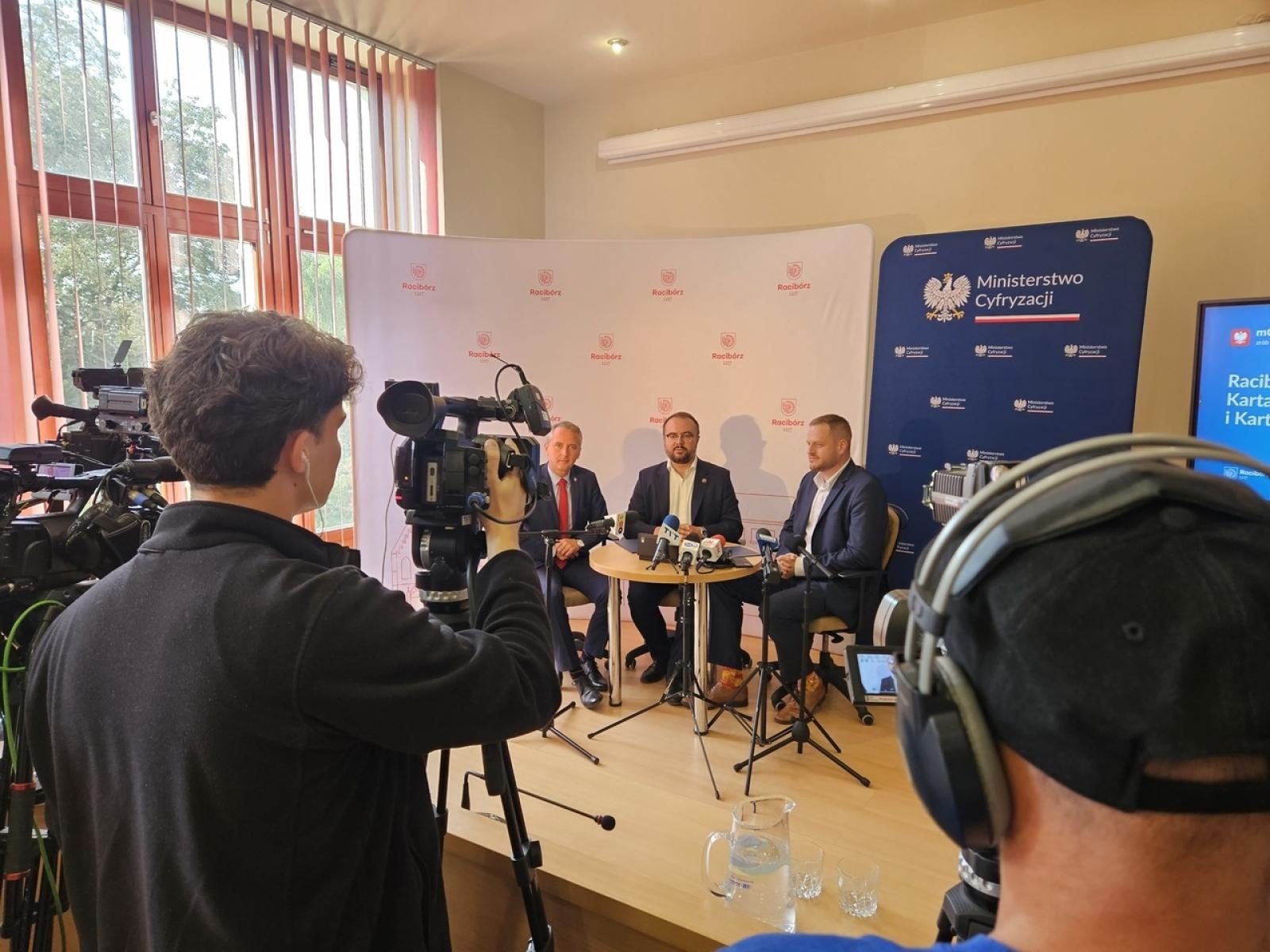 Zdjęcie w galerii na portalu naszraciborz.pl: Racibórz jako pierwsze śląskie miasto dołącza do mObywatela wiadomości z regionu