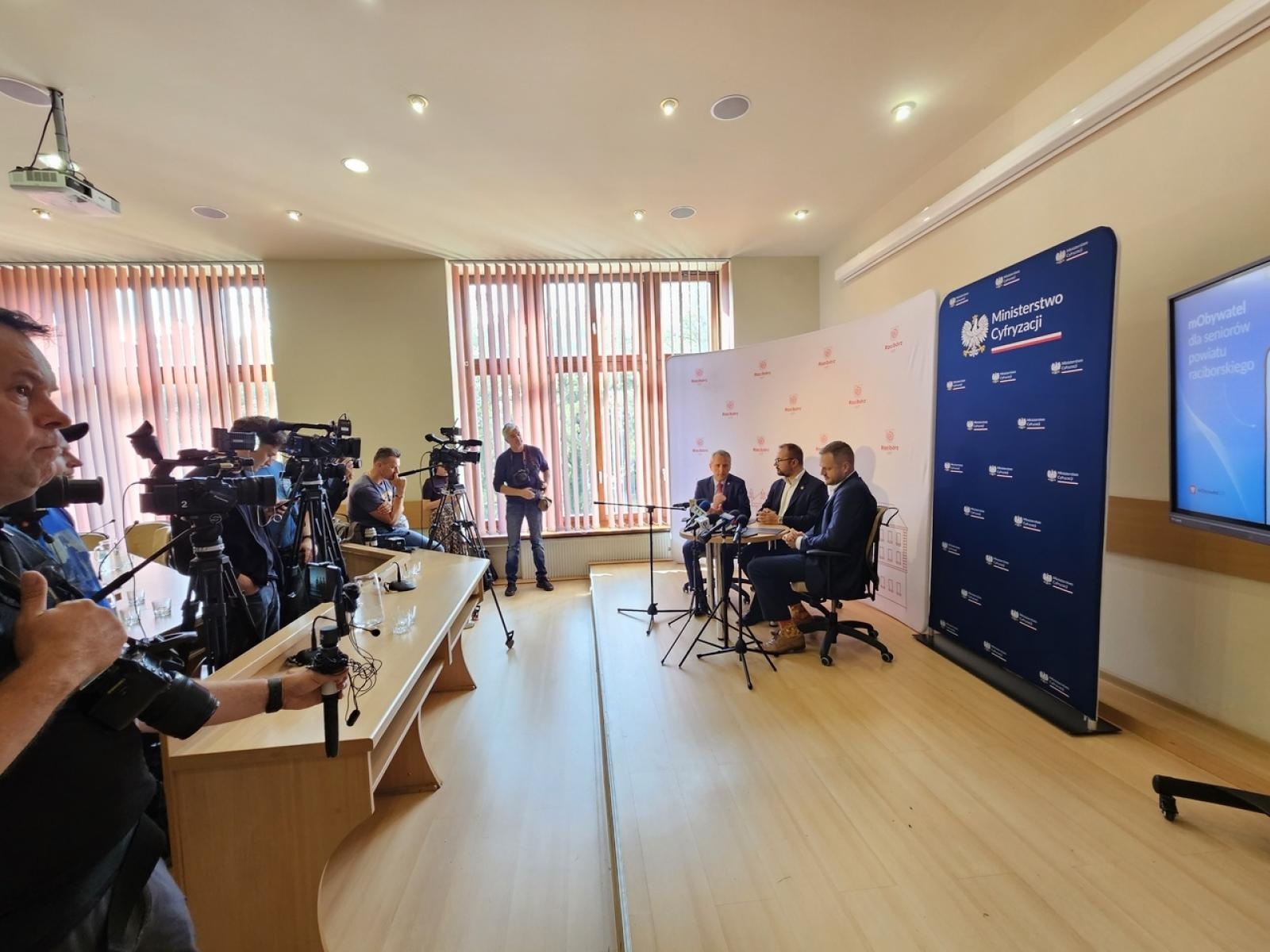 Zdjęcie w galerii na portalu naszraciborz.pl: Racibórz jako pierwsze śląskie miasto dołącza do mObywatela wiadomości z regionu