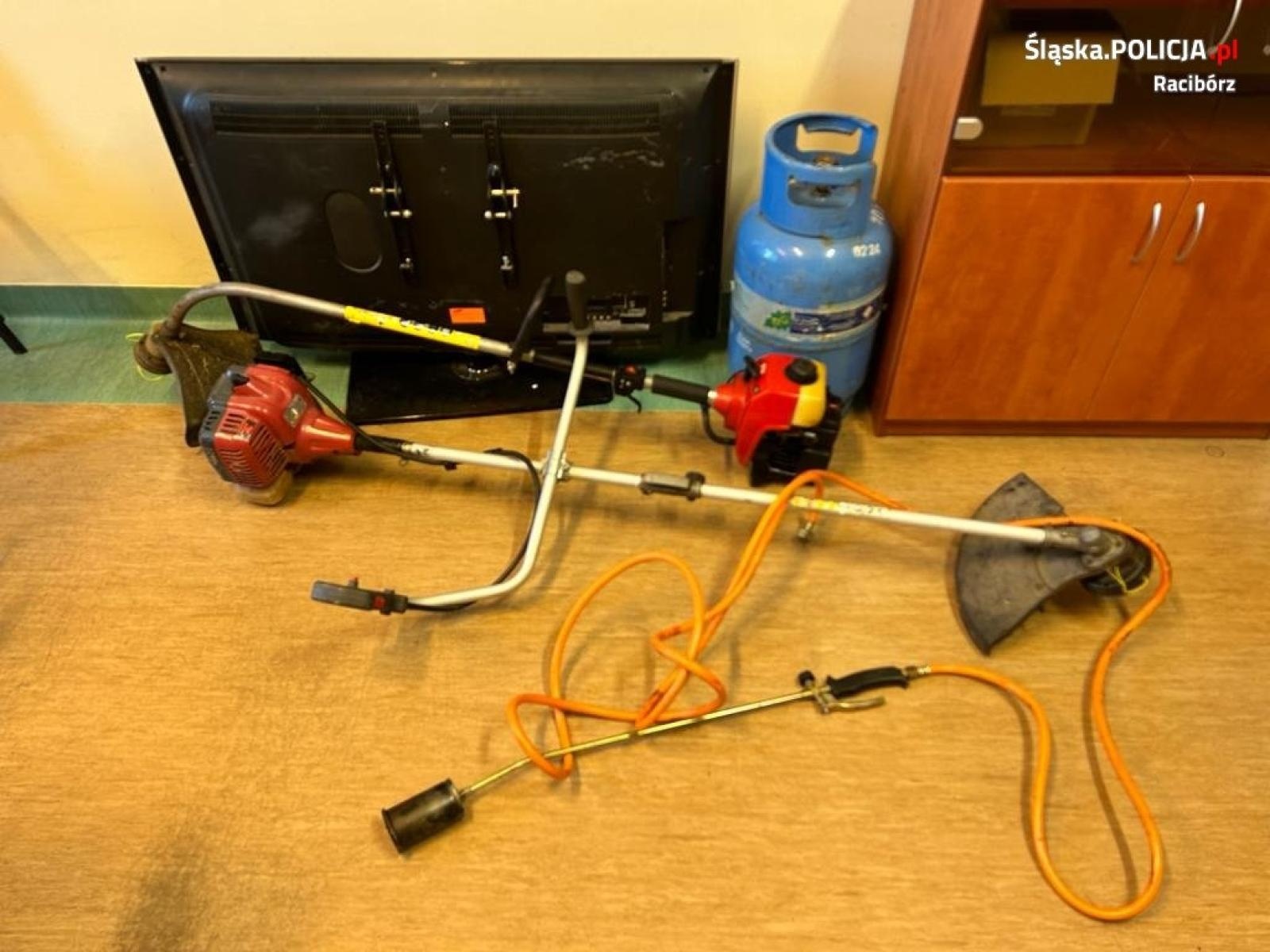 Zdjęcie w galerii na portalu naszraciborz.pl: Zabrali dwie kosy i wrócili po telewizor. Sprawcy włamania na dwie raty w rękach policji wiadomości z regionu