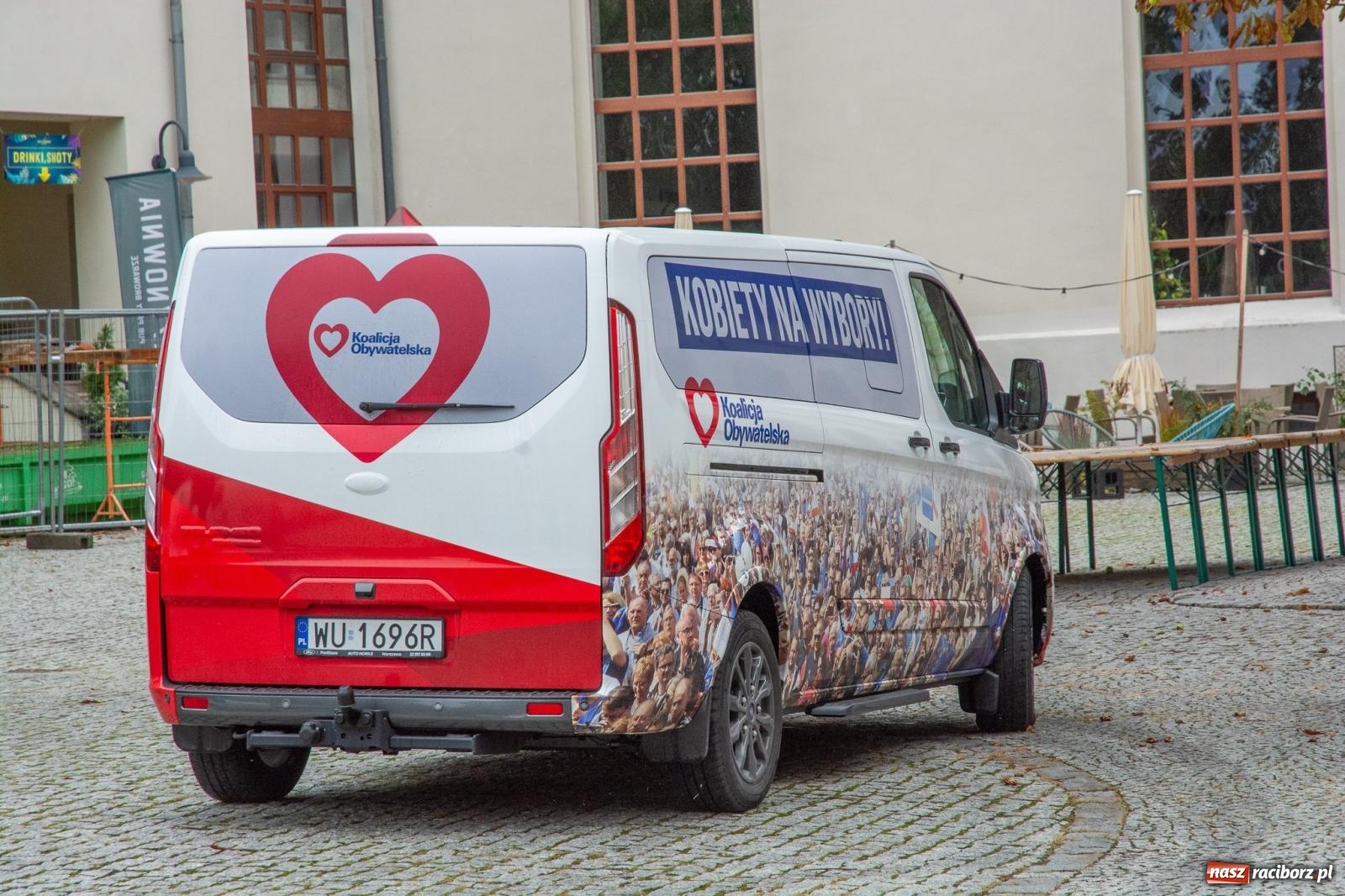 Zdjęcie w galerii na portalu naszraciborz.pl: Gospodarka jest kobietą i wirtualne pieniądze na billboardach. Posłanki PO na zamku w Raciborzu ostro krytykują PiS wiadomości z regionu