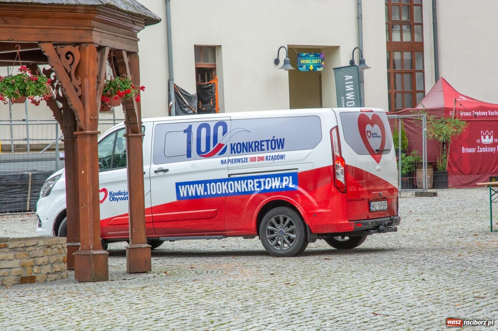 Zdjęcie w galerii na portalu naszraciborz.pl: Gospodarka jest kobietą i wirtualne pieniądze na billboardach. Posłanki PO na zamku w Raciborzu ostro krytykują PiS wiadomości z regionu