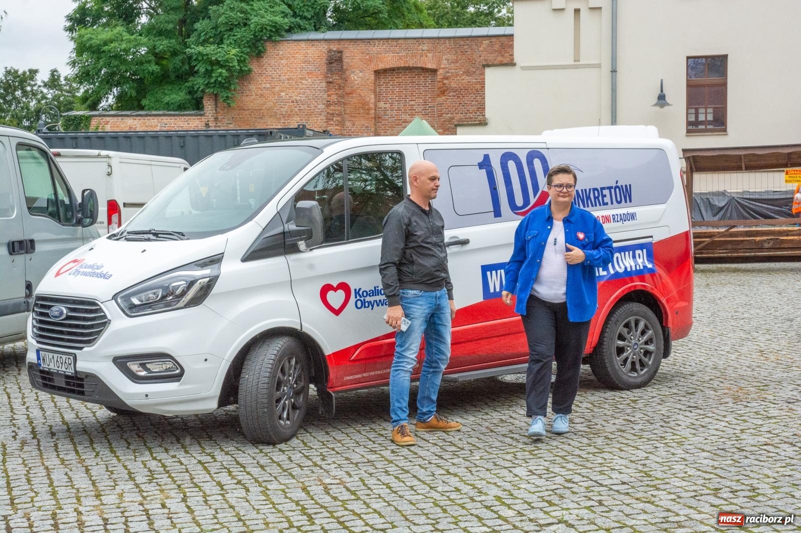 Zdjęcie w galerii na portalu naszraciborz.pl: Gospodarka jest kobietą i wirtualne pieniądze na billboardach. Posłanki PO na zamku w Raciborzu ostro krytykują PiS wiadomości z regionu