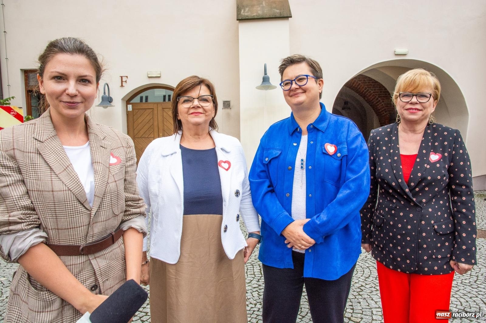 Zdjęcie w galerii na portalu naszraciborz.pl: Gospodarka jest kobietą i wirtualne pieniądze na billboardach. Posłanki PO na zamku w Raciborzu ostro krytykują PiS wiadomości z regionu