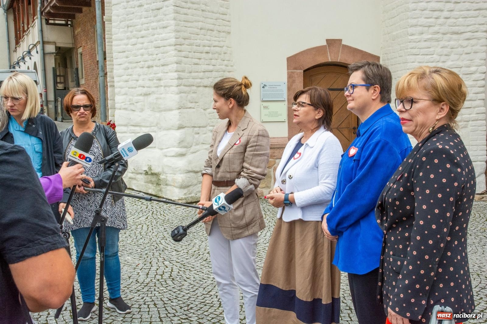 Zdjęcie w galerii na portalu naszraciborz.pl: Gospodarka jest kobietą i wirtualne pieniądze na billboardach. Posłanki PO na zamku w Raciborzu ostro krytykują PiS wiadomości z regionu