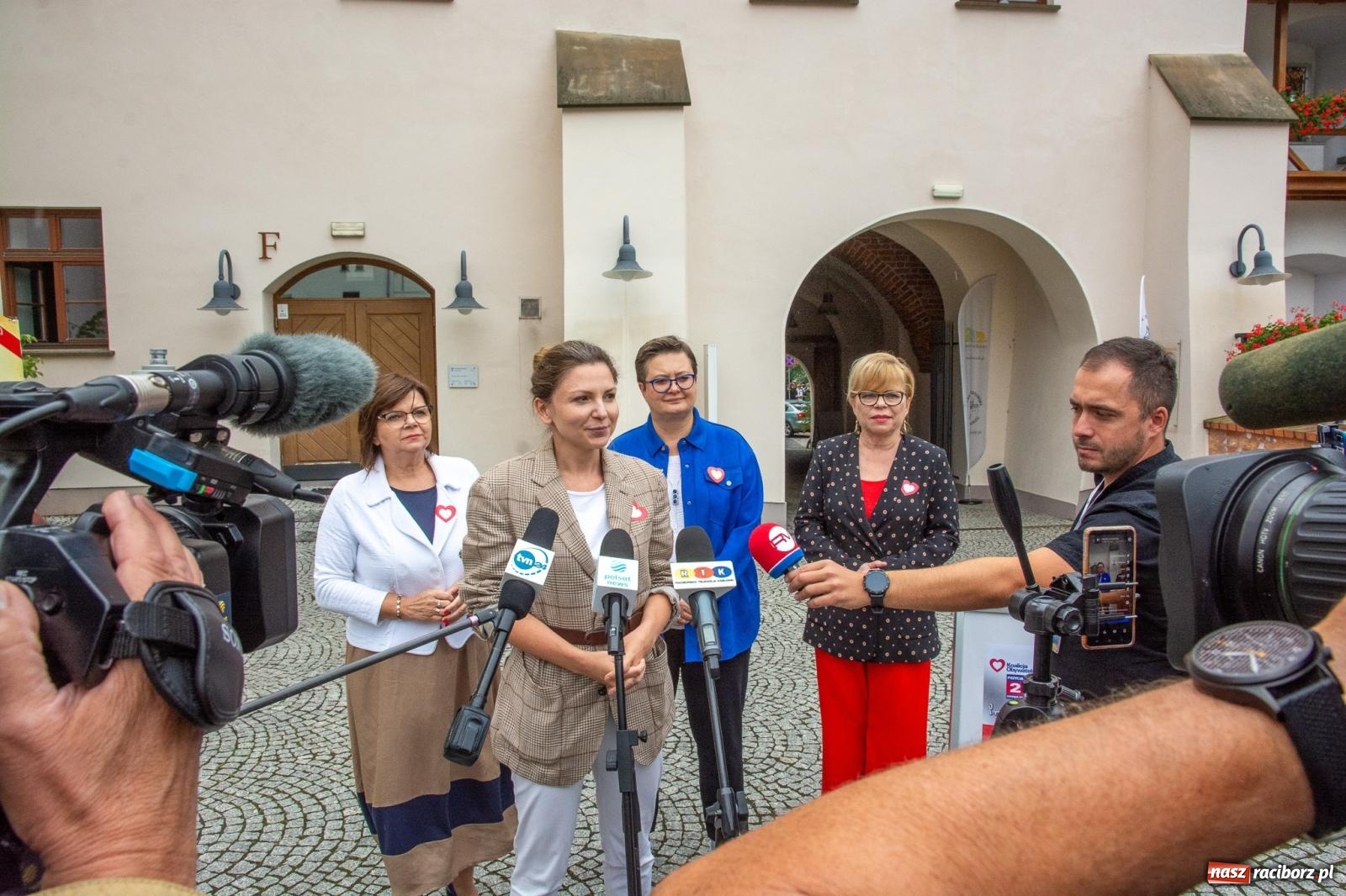 Zdjęcie w galerii na portalu naszraciborz.pl: Gospodarka jest kobietą i wirtualne pieniądze na billboardach. Posłanki PO na zamku w Raciborzu ostro krytykują PiS wiadomości z regionu
