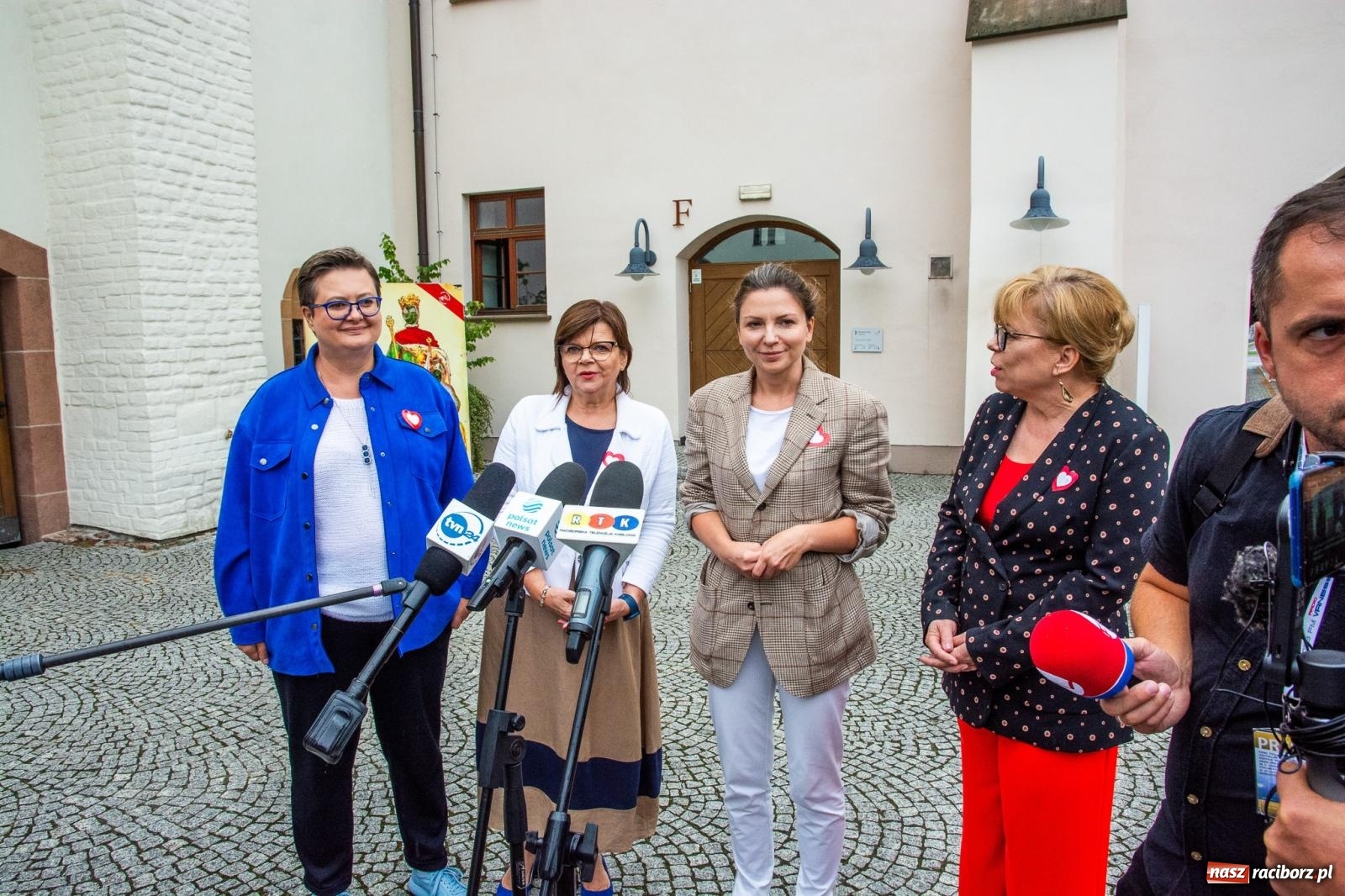 Zdjęcie w galerii na portalu naszraciborz.pl: Gospodarka jest kobietą i wirtualne pieniądze na billboardach. Posłanki PO na zamku w Raciborzu ostro krytykują PiS wiadomości z regionu
