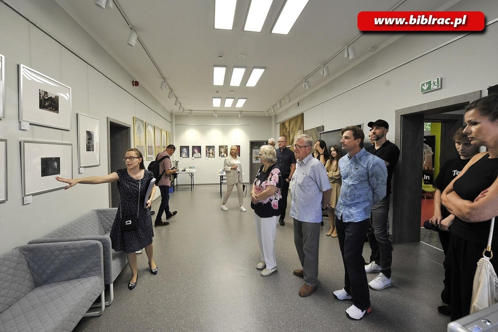 Zdjęcie w galerii na portalu naszraciborz.pl: Wernisaż wystawy dyplomów artystycznych 2023 w Galerii Gawra! wiadomości z regionu