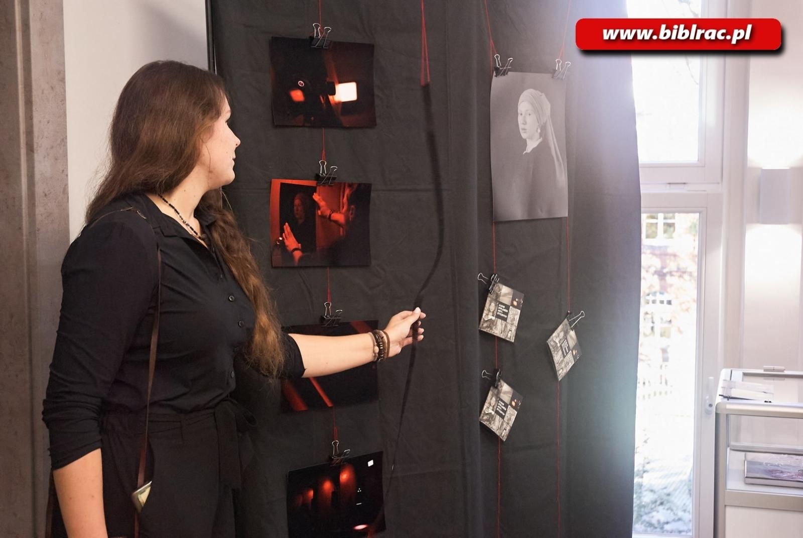 Zdjęcie w galerii na portalu naszraciborz.pl: Wernisaż wystawy dyplomów artystycznych 2023 w Galerii Gawra! wiadomości z regionu