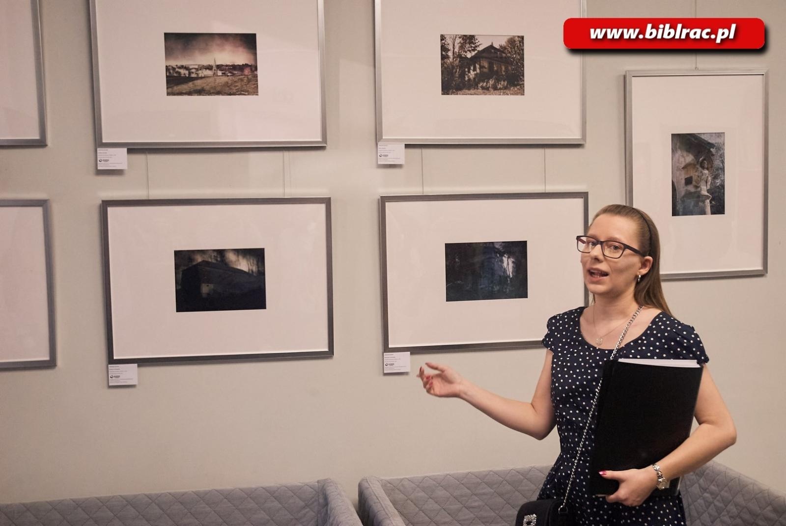 Zdjęcie w galerii na portalu naszraciborz.pl: Wernisaż wystawy dyplomów artystycznych 2023 w Galerii Gawra! wiadomości z regionu