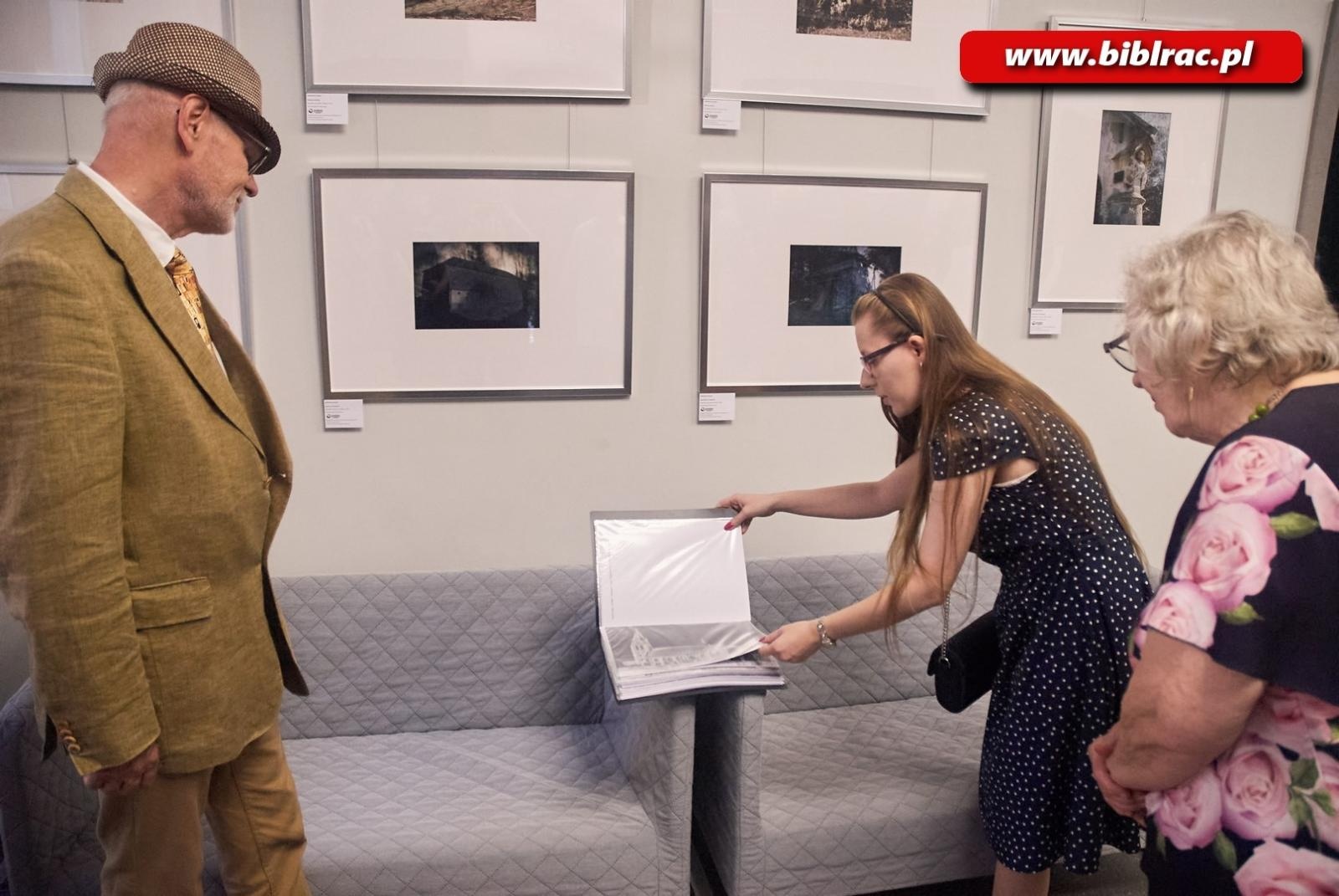 Zdjęcie w galerii na portalu naszraciborz.pl: Wernisaż wystawy dyplomów artystycznych 2023 w Galerii Gawra! wiadomości z regionu