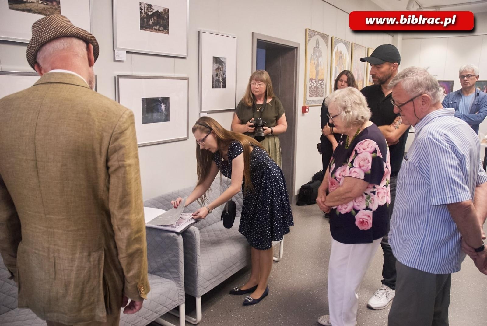 Zdjęcie w galerii na portalu naszraciborz.pl: Wernisaż wystawy dyplomów artystycznych 2023 w Galerii Gawra! wiadomości z regionu