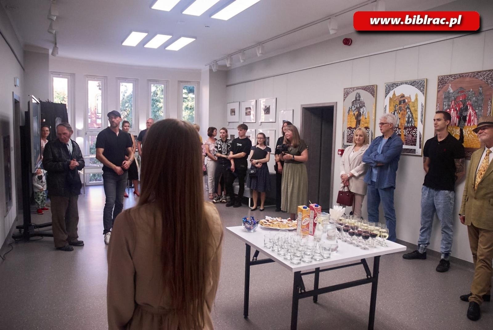 Zdjęcie w galerii na portalu naszraciborz.pl: Wernisaż wystawy dyplomów artystycznych 2023 w Galerii Gawra! wiadomości z regionu