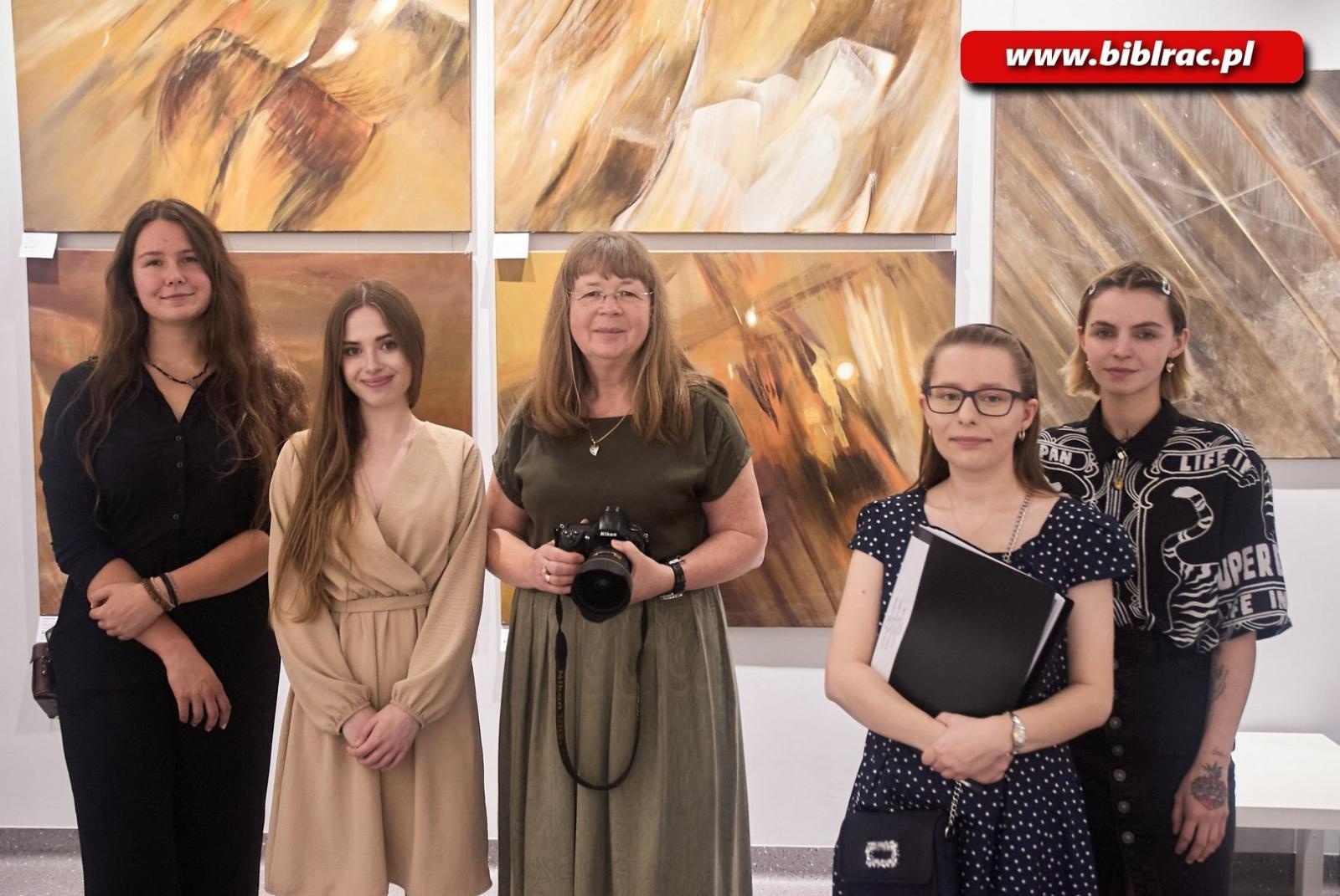 Zdjęcie w galerii na portalu naszraciborz.pl: Wernisaż wystawy dyplomów artystycznych 2023 w Galerii Gawra! wiadomości z regionu