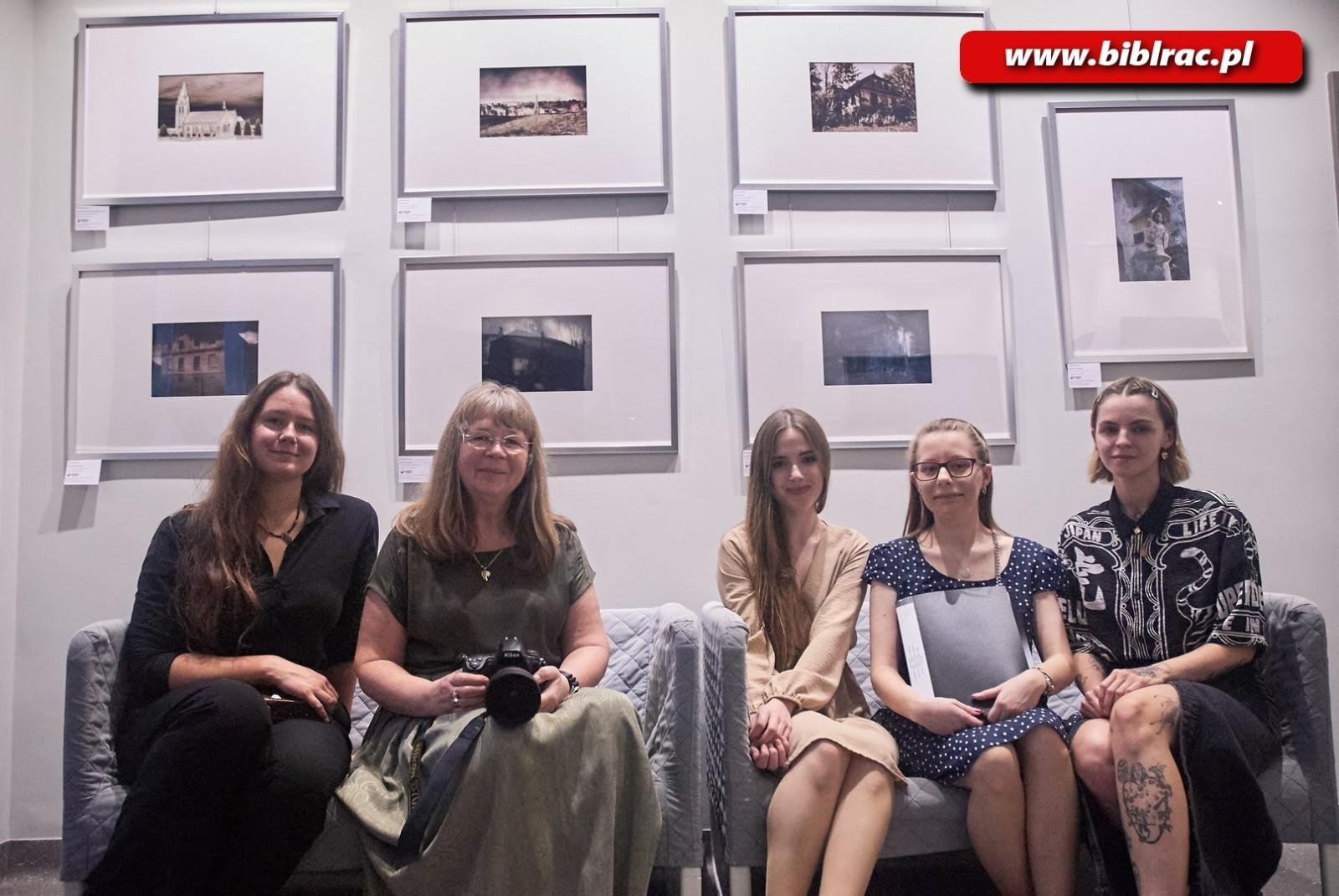 Zdjęcie w galerii na portalu naszraciborz.pl: Wernisaż wystawy dyplomów artystycznych 2023 w Galerii Gawra! wiadomości z regionu