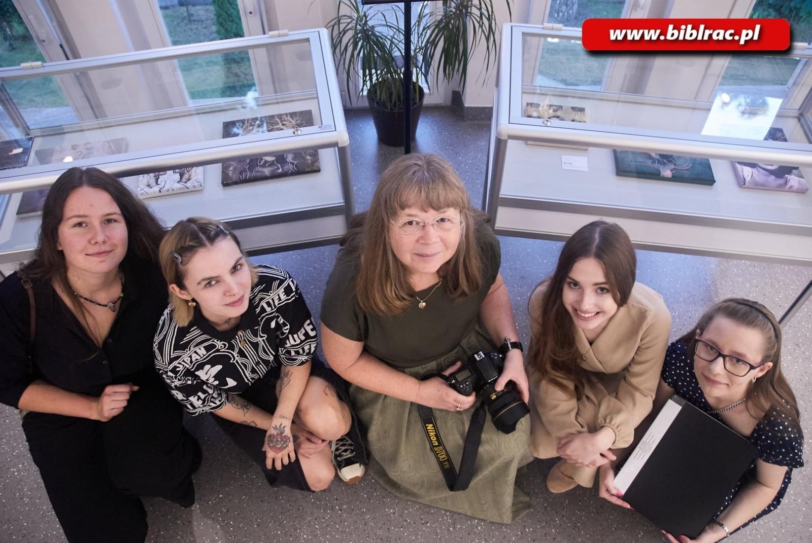 Zdjęcie w galerii na portalu naszraciborz.pl: Wernisaż wystawy dyplomów artystycznych 2023 w Galerii Gawra! wiadomości z regionu