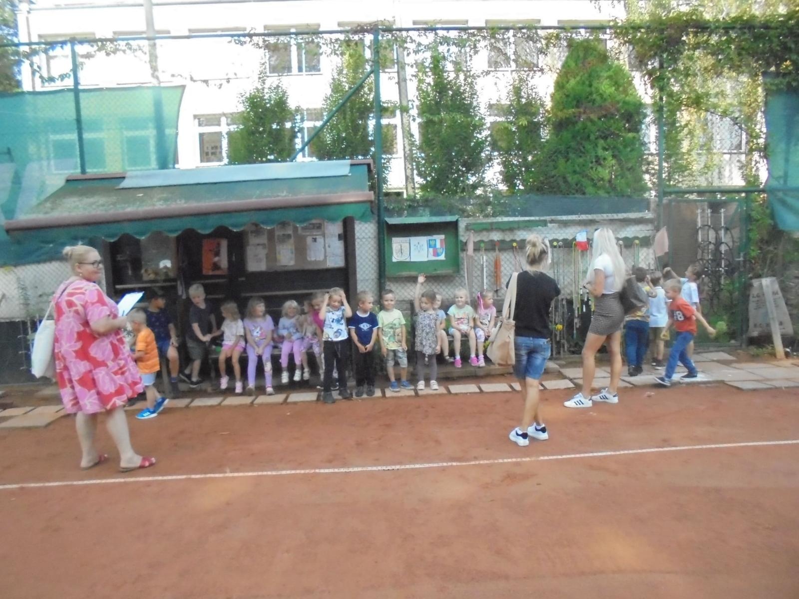 Zdjęcie w galerii na portalu naszraciborz.pl: Biedronki z Dwunastki na tenisowym korcie wiadomości z regionu