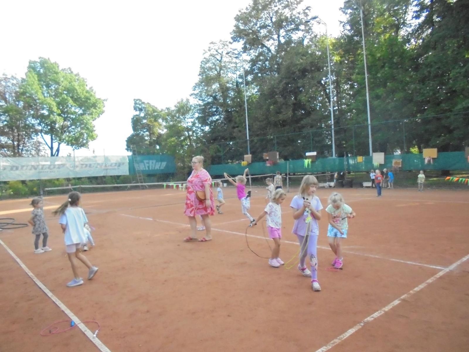 Zdjęcie w galerii na portalu naszraciborz.pl: Biedronki z Dwunastki na tenisowym korcie wiadomości z regionu