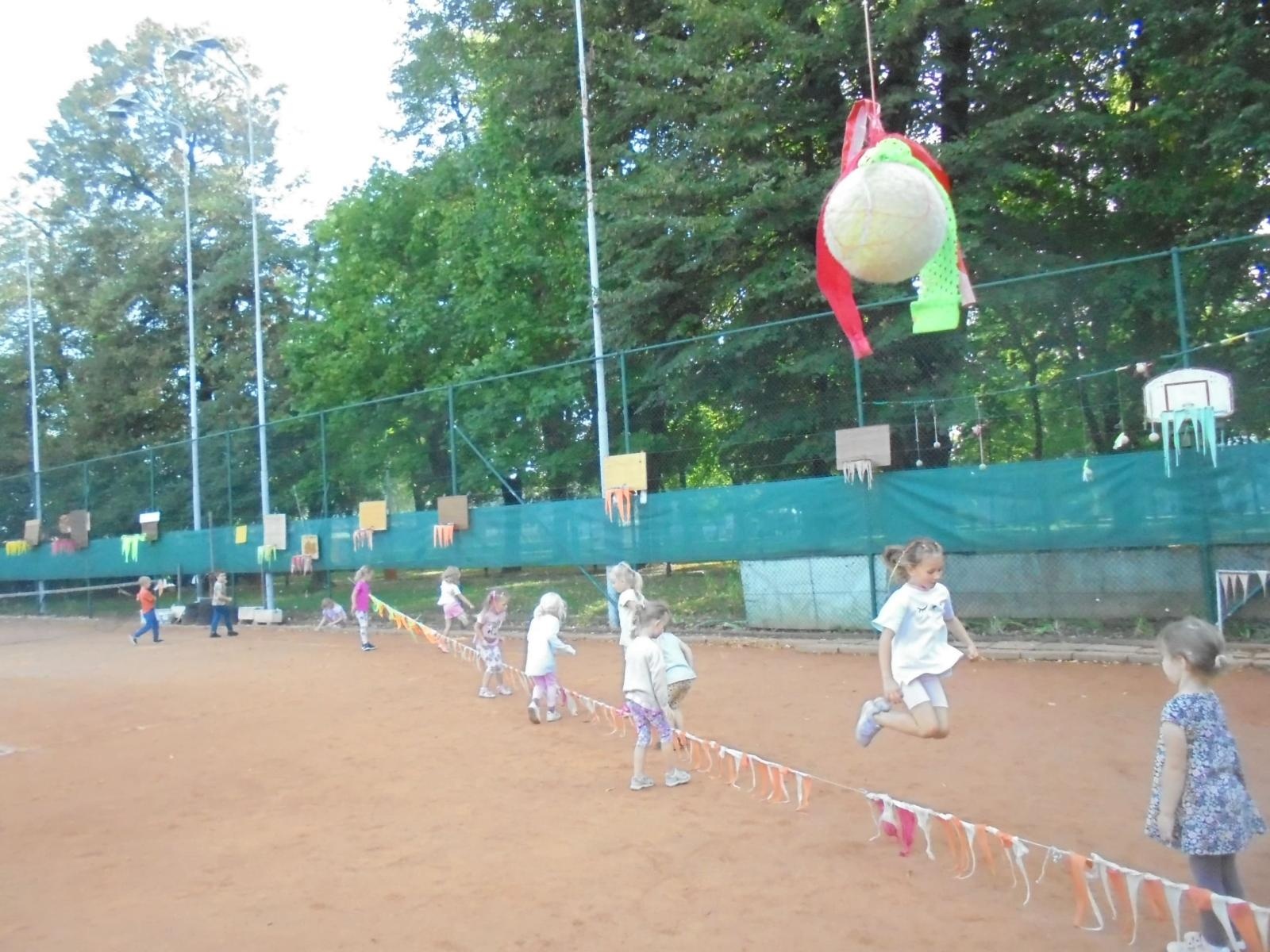 Zdjęcie w galerii na portalu naszraciborz.pl: Biedronki z Dwunastki na tenisowym korcie wiadomości z regionu