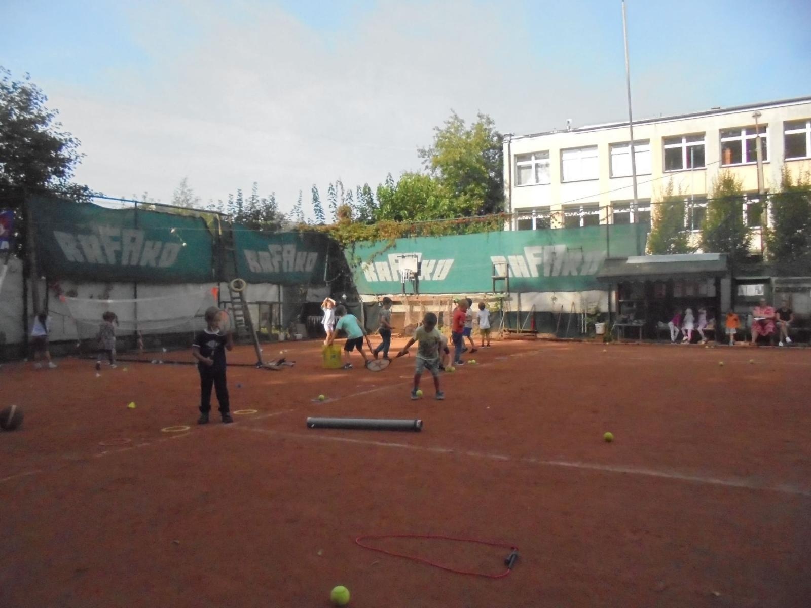 Zdjęcie w galerii na portalu naszraciborz.pl: Biedronki z Dwunastki na tenisowym korcie wiadomości z regionu