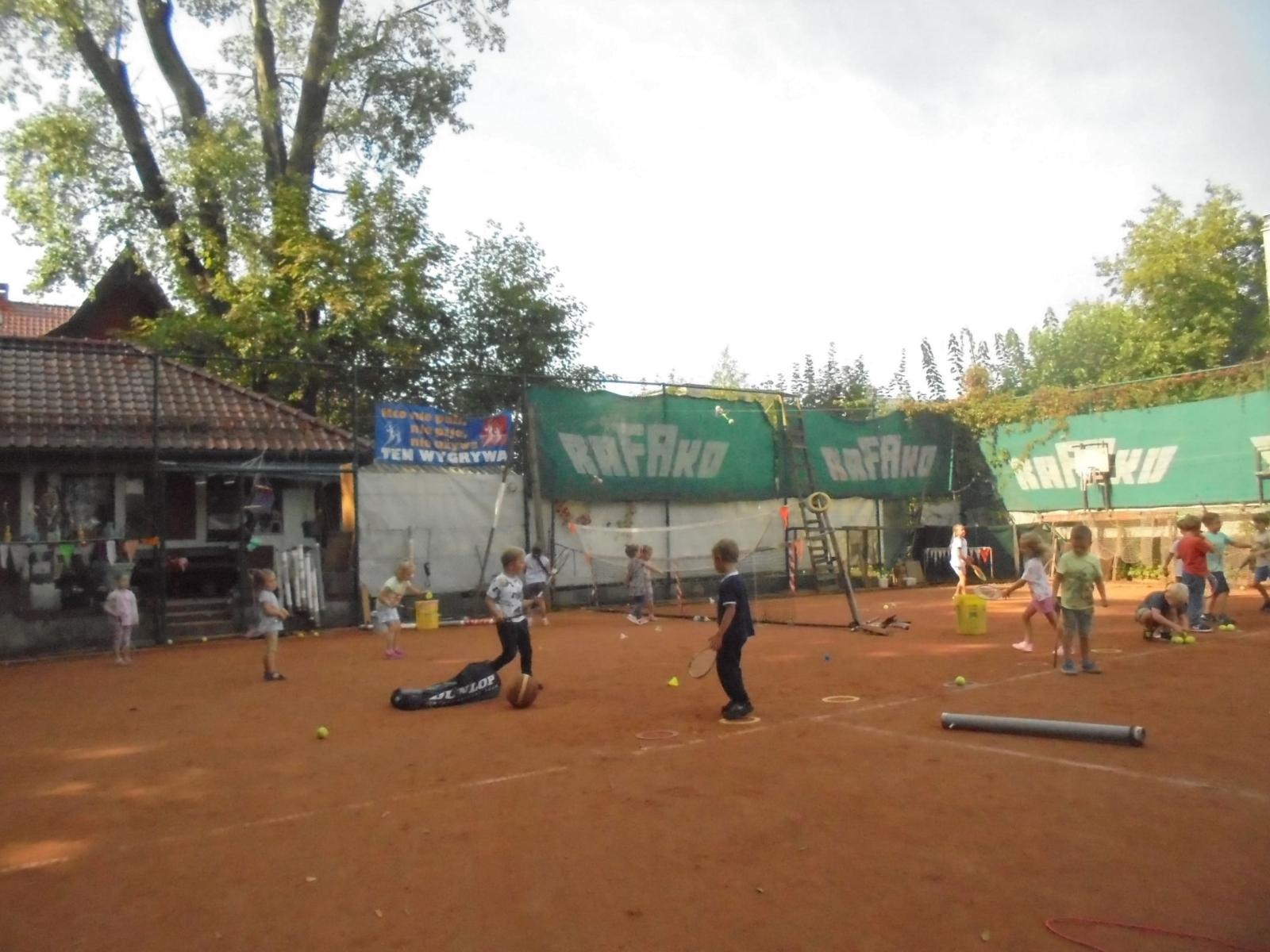 Zdjęcie w galerii na portalu naszraciborz.pl: Biedronki z Dwunastki na tenisowym korcie wiadomości z regionu