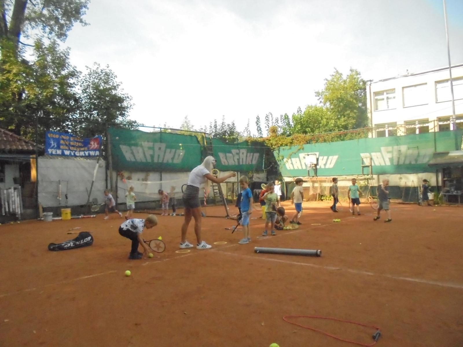 Zdjęcie w galerii na portalu naszraciborz.pl: Biedronki z Dwunastki na tenisowym korcie wiadomości z regionu