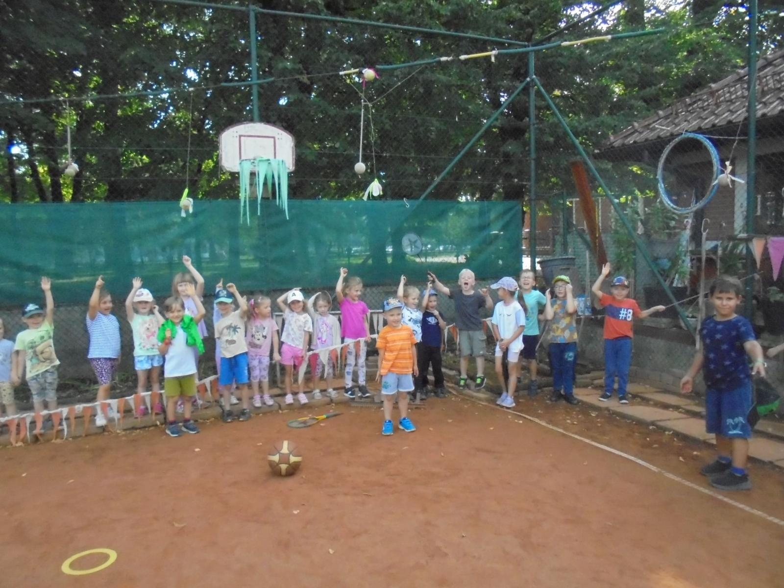Zdjęcie w galerii na portalu naszraciborz.pl: Biedronki z Dwunastki na tenisowym korcie wiadomości z regionu