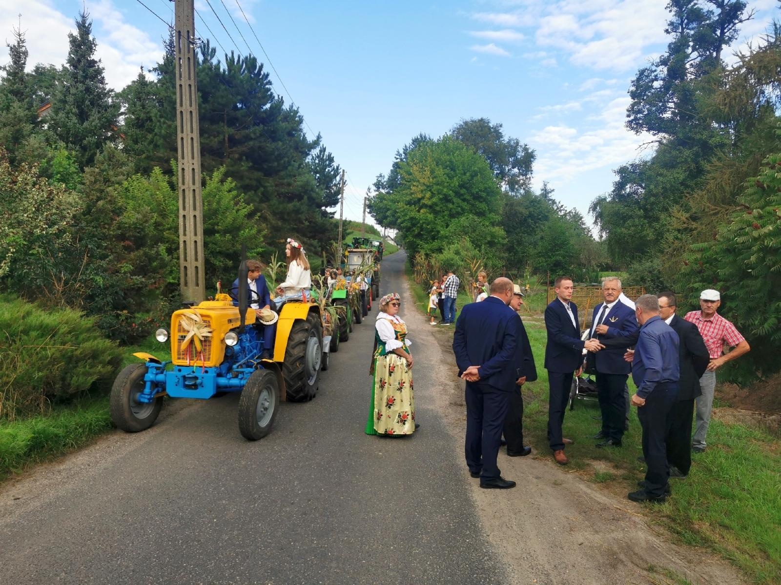 Zdjęcie w galerii na portalu naszraciborz.pl: Niedziela w Łubowicach pełna wrażeń – migawki z dożynek parafialnych wiadomości z regionu