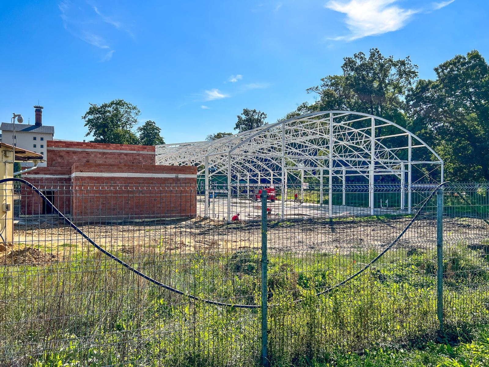 Zdjęcie w galerii na portalu naszraciborz.pl: Gorąco wokół lodowiska na Ostrogu. Sprawę bada prokurator, a firmy grożą zejściem z placu budowy wiadomości z regionu