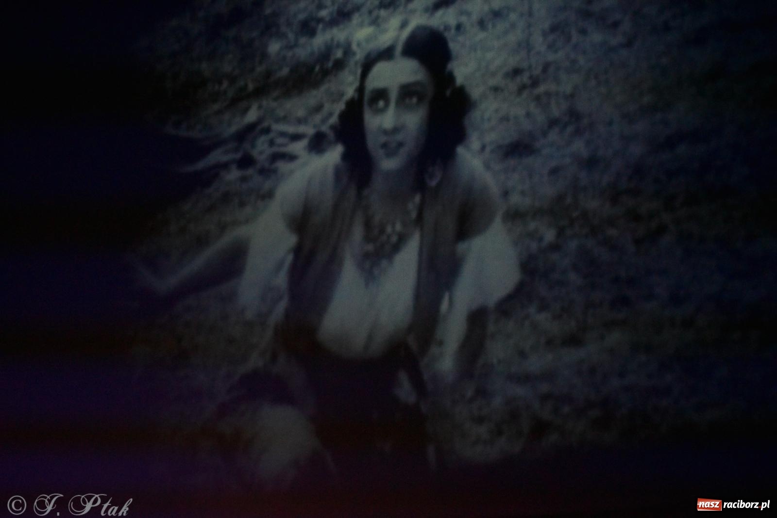 Zdjęcie w galerii na portalu naszraciborz.pl: CYGANKA AZA. Film z muzyką na żywo w Strzesze [FOTO i WIDEO] wiadomości z regionu