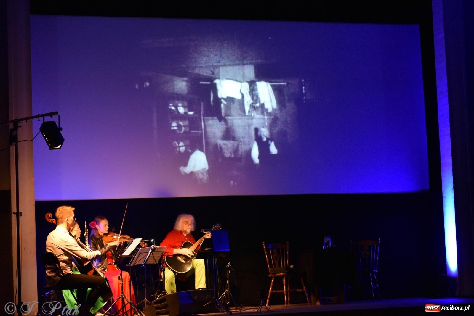 Zdjęcie w galerii na portalu naszraciborz.pl: CYGANKA AZA. Film z muzyką na żywo w Strzesze [FOTO i WIDEO] wiadomości z regionu