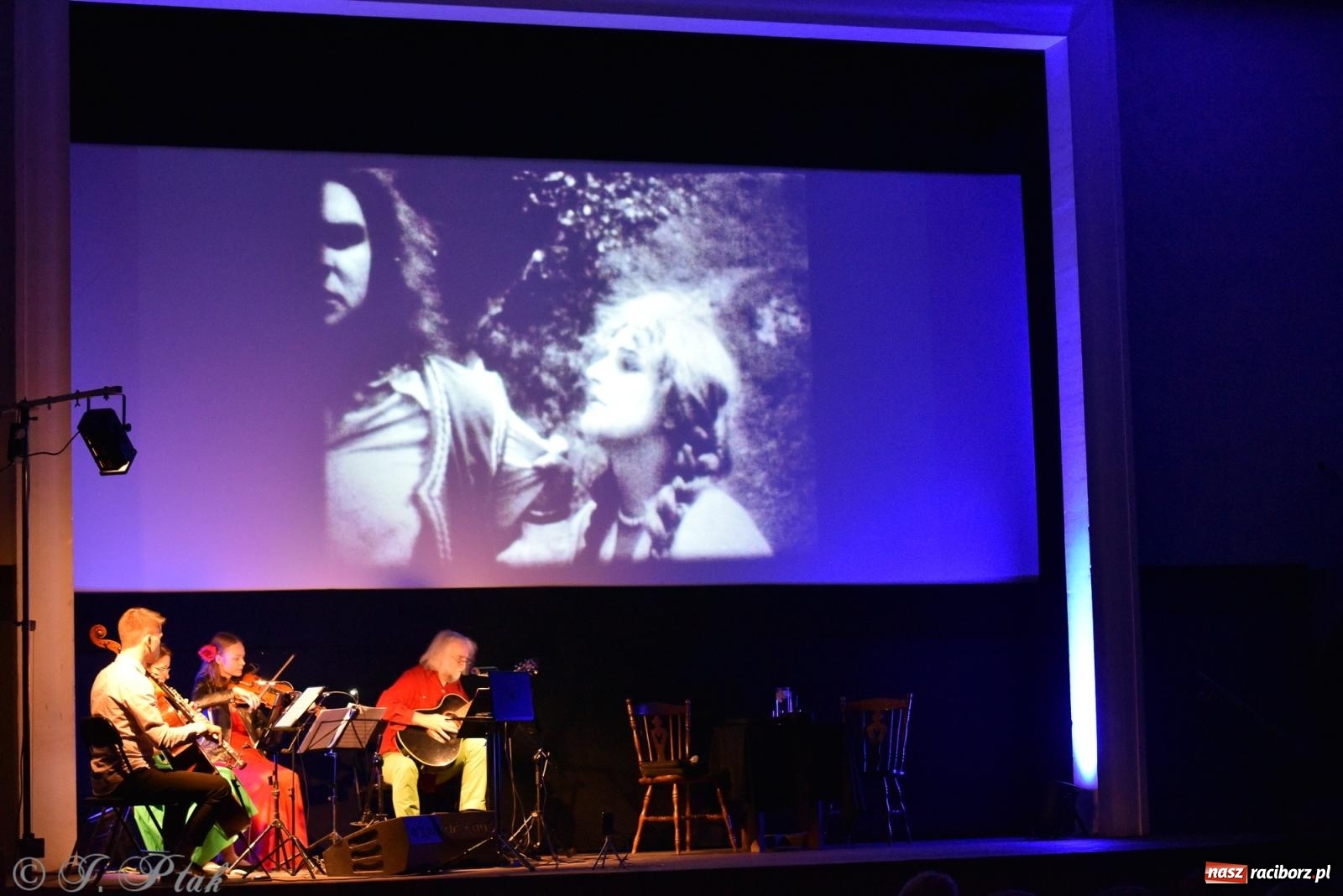 Zdjęcie w galerii na portalu naszraciborz.pl: CYGANKA AZA. Film z muzyką na żywo w Strzesze [FOTO i WIDEO] wiadomości z regionu