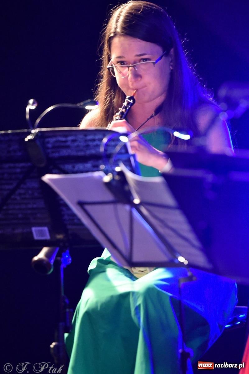 Zdjęcie w galerii na portalu naszraciborz.pl: CYGANKA AZA. Film z muzyką na żywo w Strzesze [FOTO i WIDEO] wiadomości z regionu