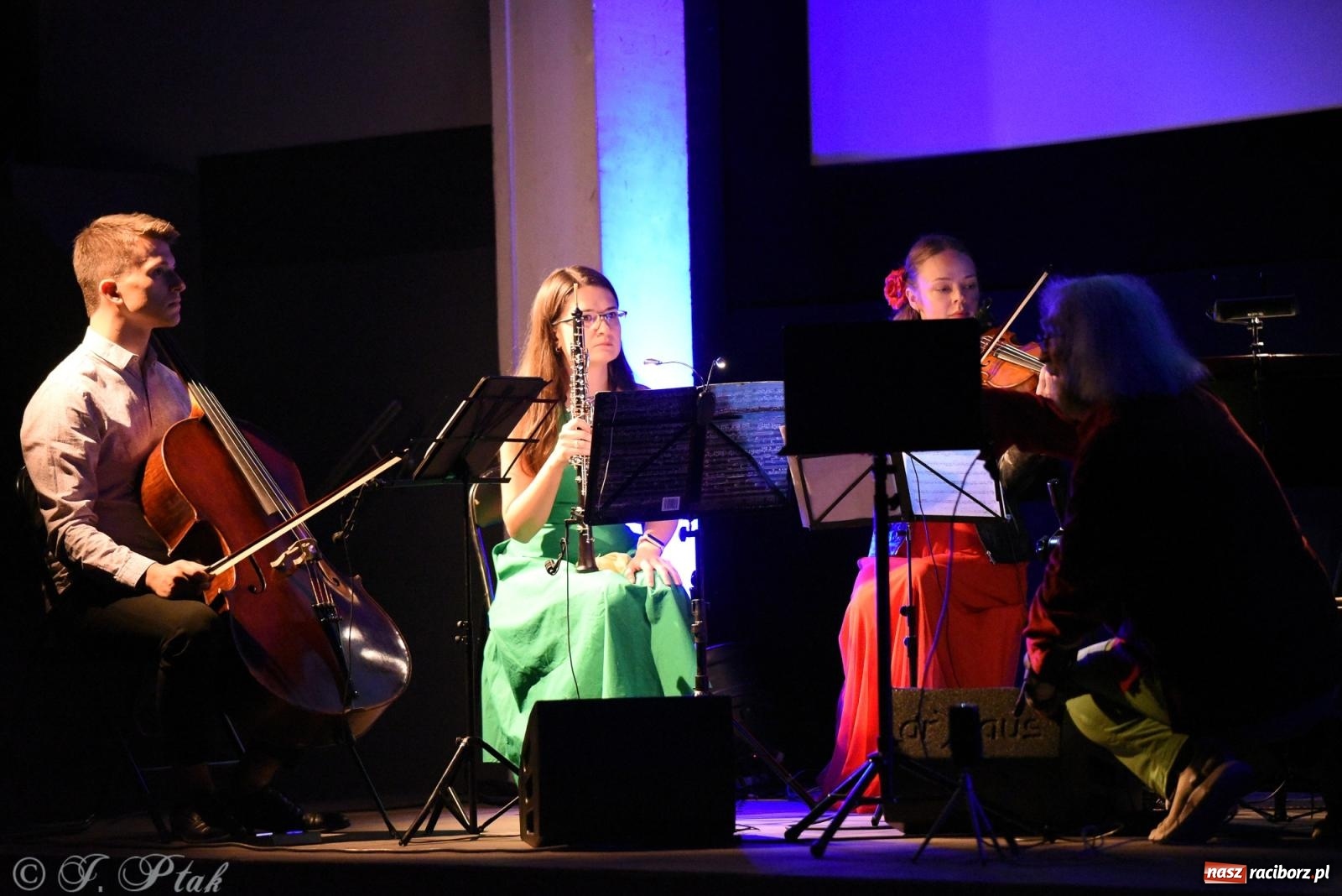 Zdjęcie w galerii na portalu naszraciborz.pl: CYGANKA AZA. Film z muzyką na żywo w Strzesze [FOTO i WIDEO] wiadomości z regionu