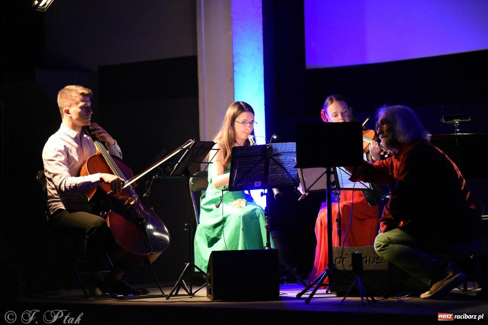 Zdjęcie w galerii na portalu naszraciborz.pl: CYGANKA AZA. Film z muzyką na żywo w Strzesze [FOTO i WIDEO] wiadomości z regionu