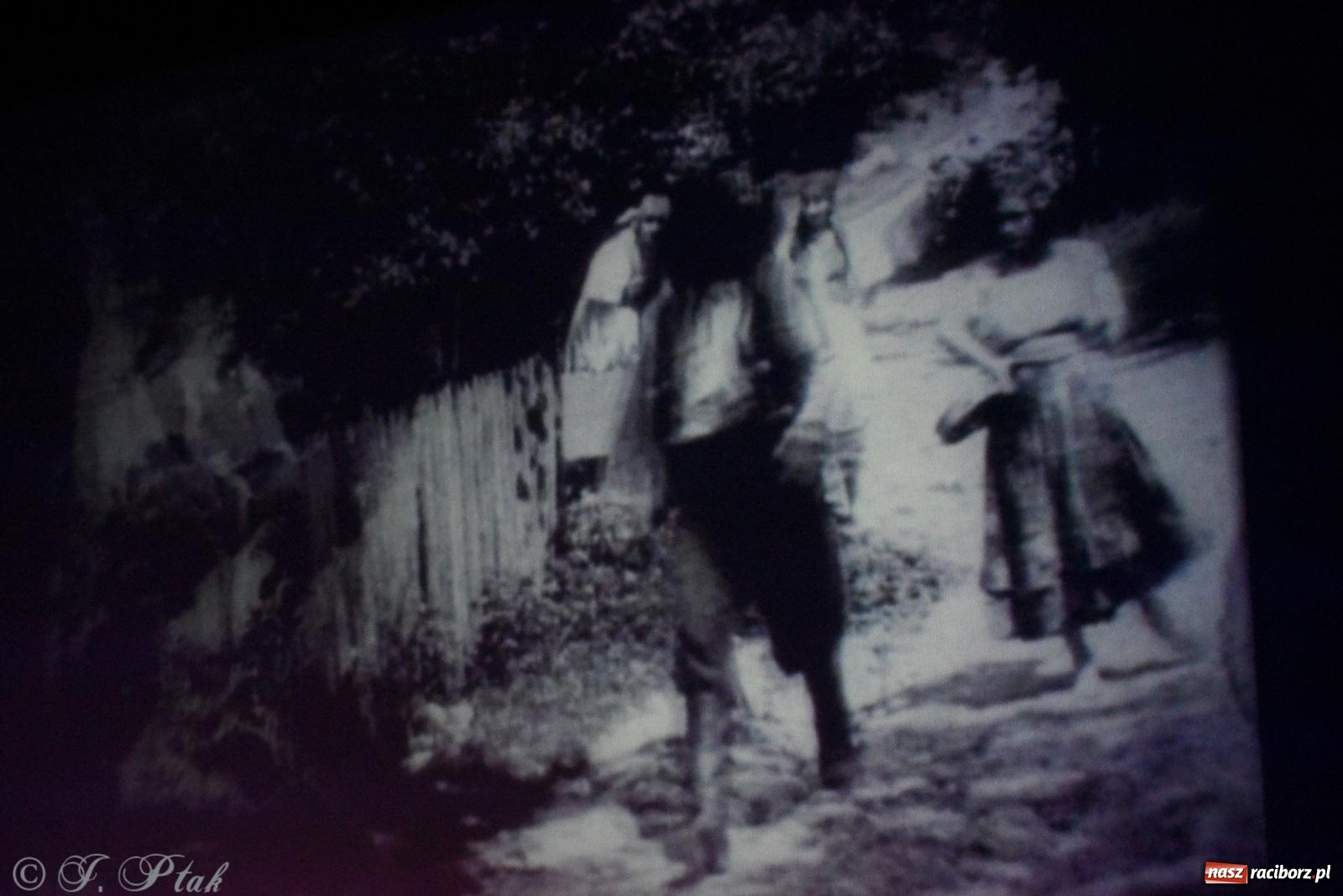 Zdjęcie w galerii na portalu naszraciborz.pl: CYGANKA AZA. Film z muzyką na żywo w Strzesze [FOTO i WIDEO] wiadomości z regionu