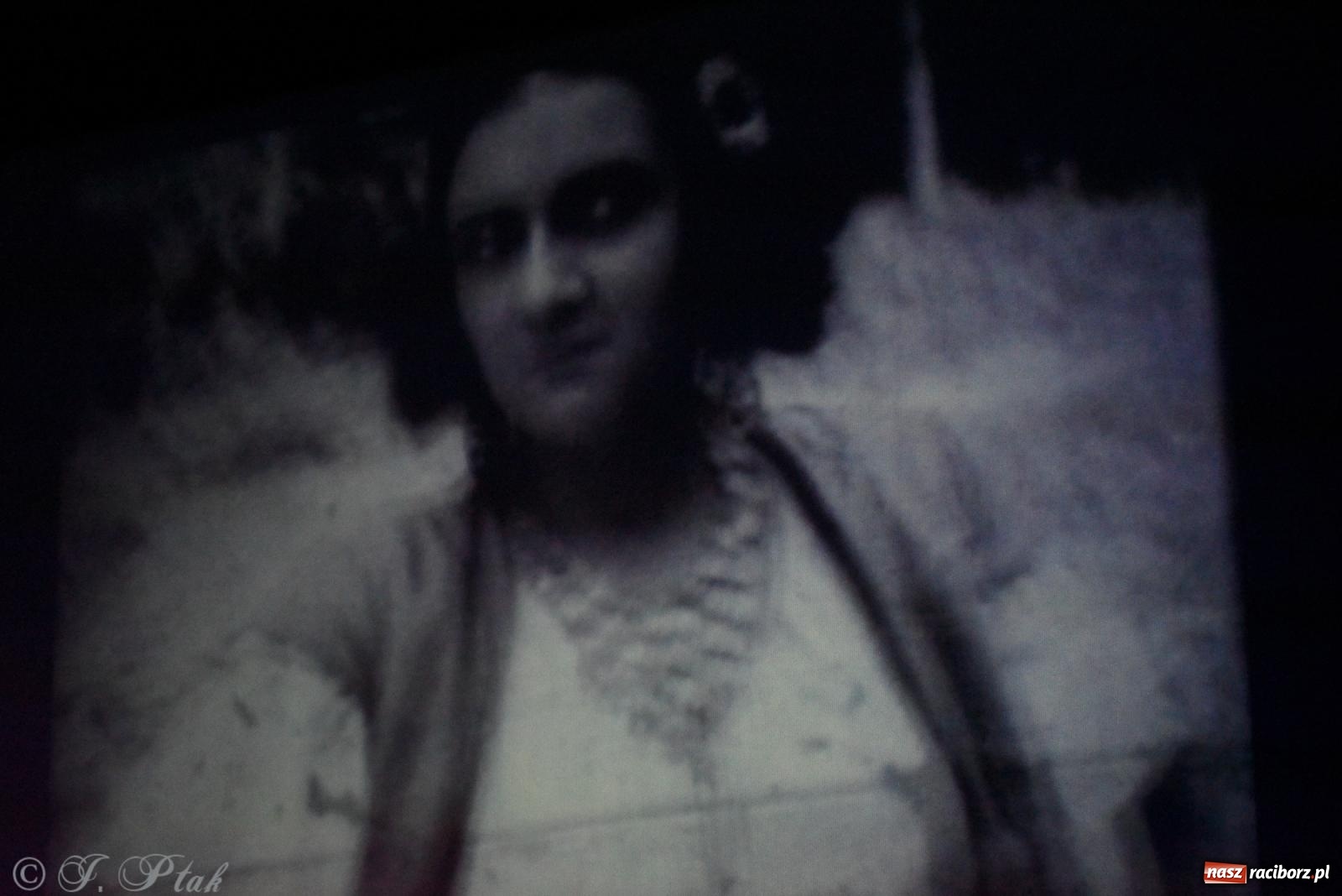 Zdjęcie w galerii na portalu naszraciborz.pl: CYGANKA AZA. Film z muzyką na żywo w Strzesze [FOTO i WIDEO] wiadomości z regionu