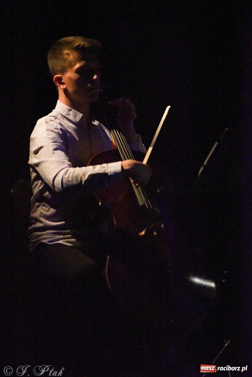 Zdjęcie w galerii na portalu naszraciborz.pl: CYGANKA AZA. Film z muzyką na żywo w Strzesze [FOTO i WIDEO] wiadomości z regionu