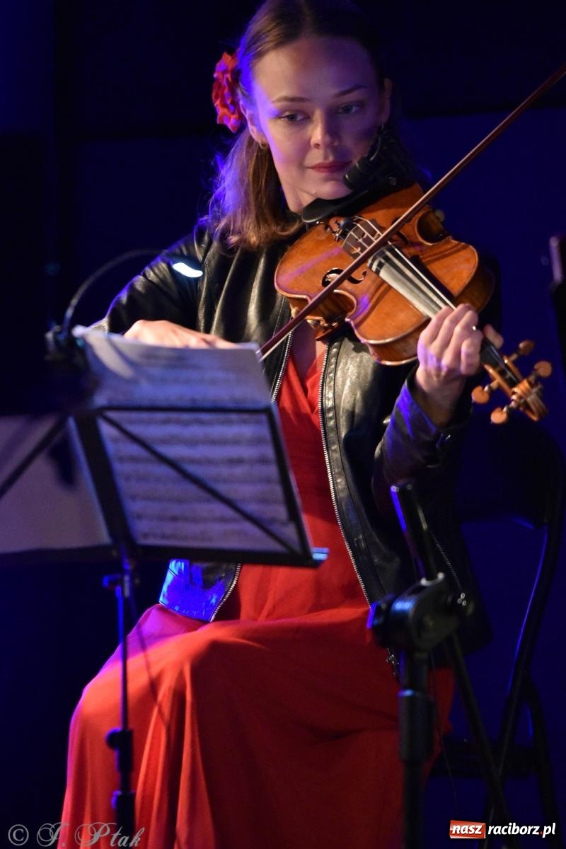 Zdjęcie w galerii na portalu naszraciborz.pl: CYGANKA AZA. Film z muzyką na żywo w Strzesze [FOTO i WIDEO] wiadomości z regionu