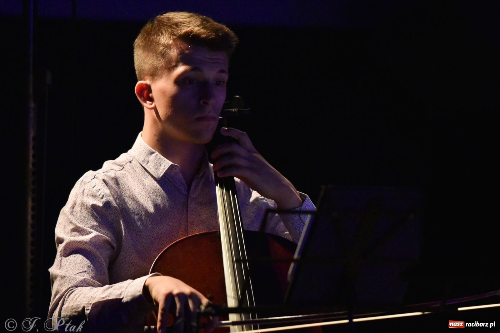 Zdjęcie w galerii na portalu naszraciborz.pl: CYGANKA AZA. Film z muzyką na żywo w Strzesze [FOTO i WIDEO] wiadomości z regionu