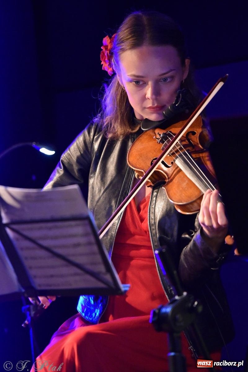 Zdjęcie w galerii na portalu naszraciborz.pl: CYGANKA AZA. Film z muzyką na żywo w Strzesze [FOTO i WIDEO] wiadomości z regionu