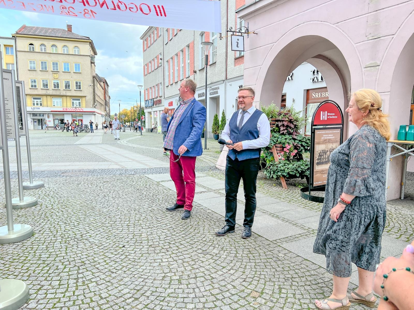 Zdjęcie w galerii na portalu naszraciborz.pl: Muzeum otwiera wystawę, wiceprezydent zdradza, co zastąpi na Rynku lodowisko wiadomości z regionu