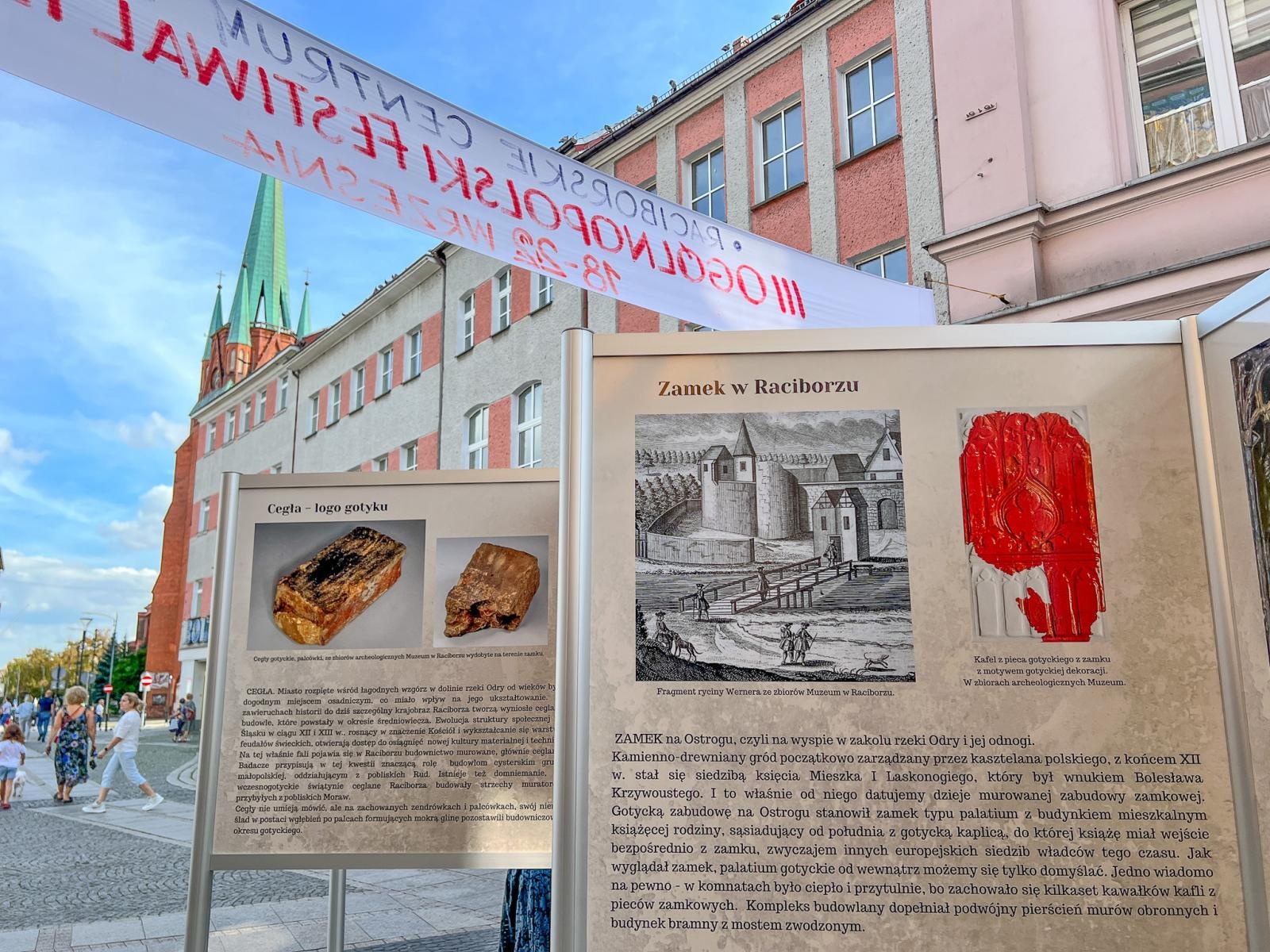 Zdjęcie w galerii na portalu naszraciborz.pl: Muzeum otwiera wystawę, wiceprezydent zdradza, co zastąpi na Rynku lodowisko wiadomości z regionu