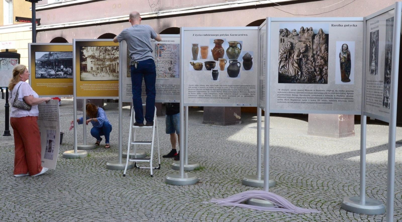 Zdjęcie w galerii na portalu naszraciborz.pl: Muzeum otwiera wystawę, wiceprezydent zdradza, co zastąpi na Rynku lodowisko wiadomości z regionu