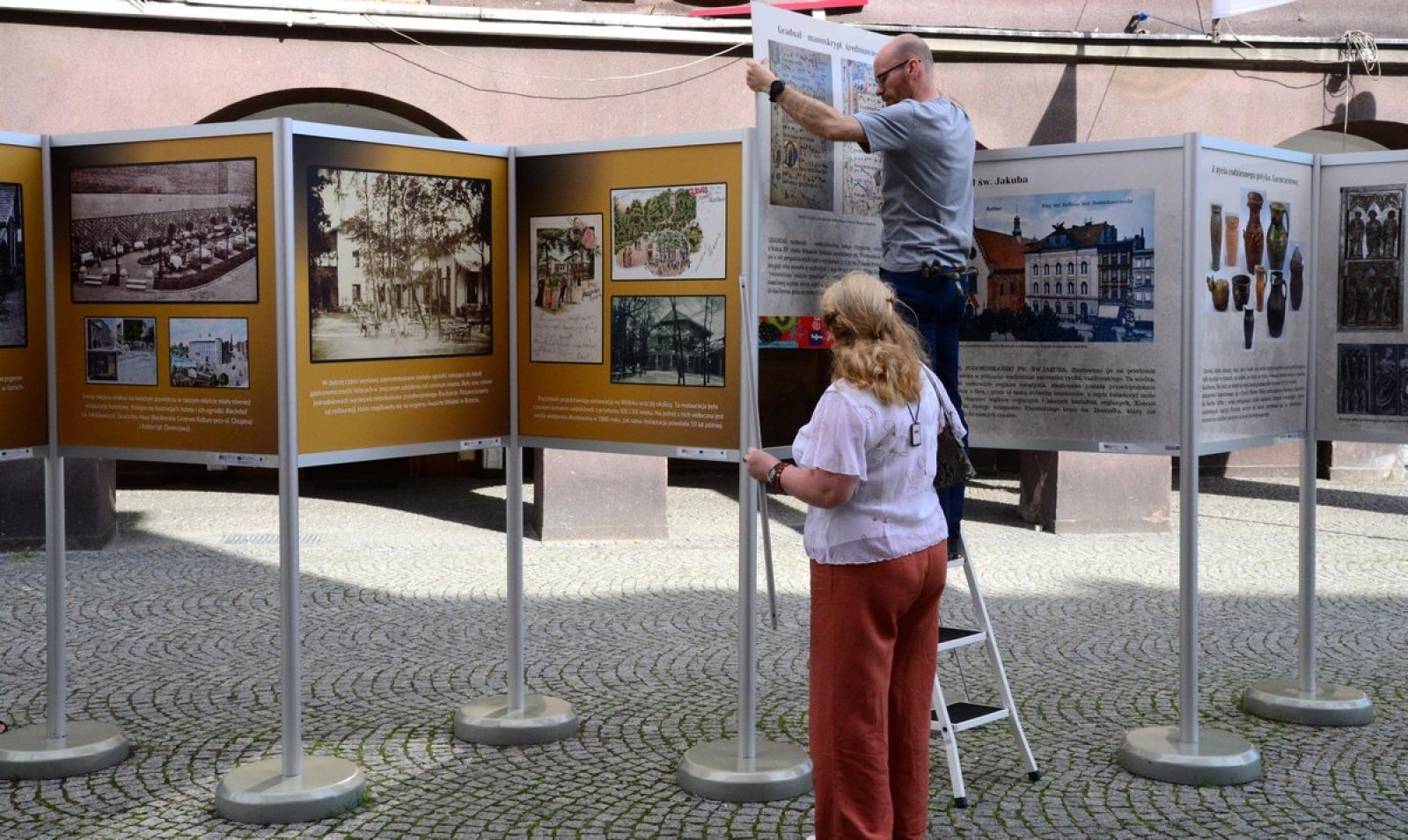 Zdjęcie w galerii na portalu naszraciborz.pl: Muzeum otwiera wystawę, wiceprezydent zdradza, co zastąpi na Rynku lodowisko wiadomości z regionu