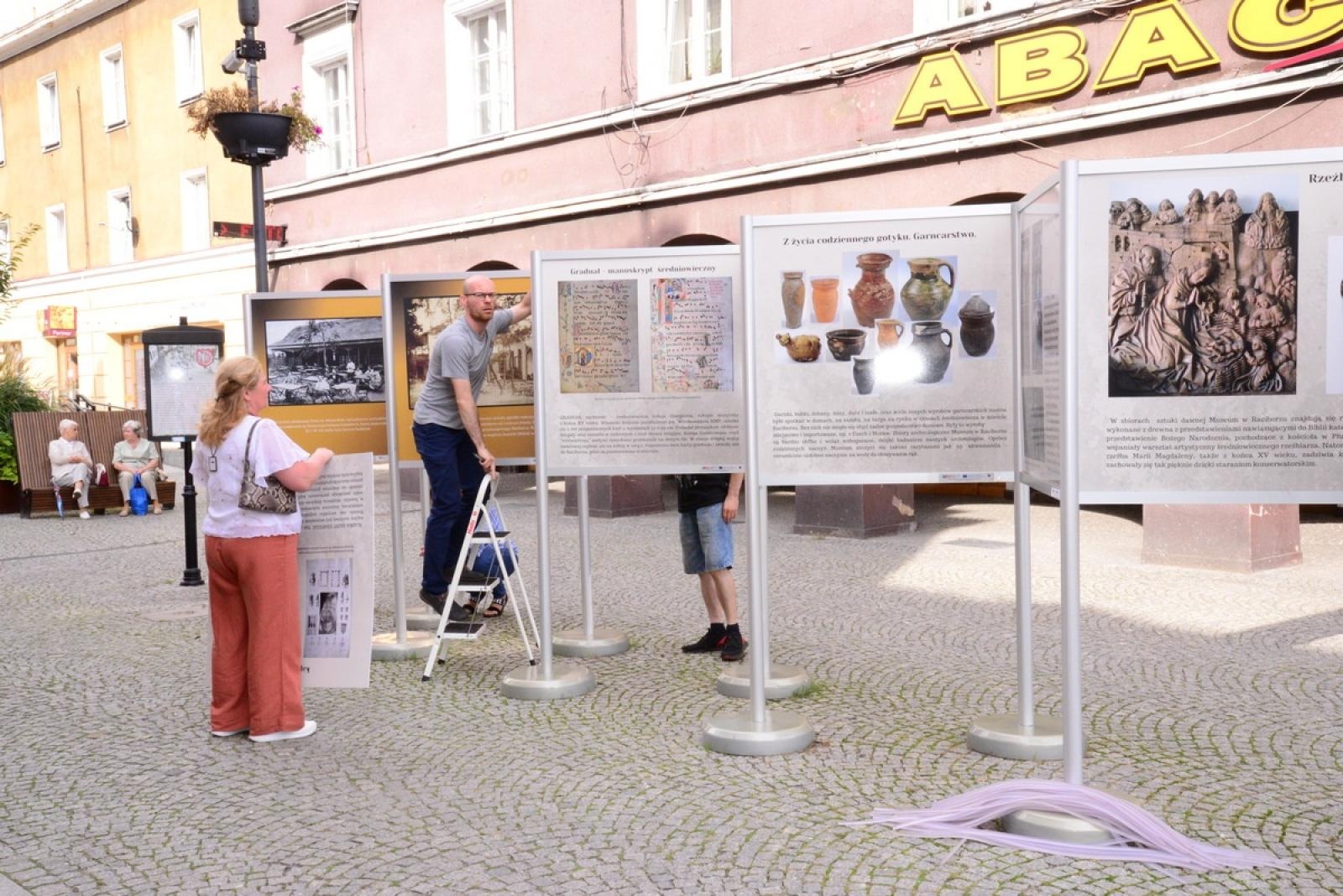 Zdjęcie w galerii na portalu naszraciborz.pl: Muzeum otwiera wystawę, wiceprezydent zdradza, co zastąpi na Rynku lodowisko wiadomości z regionu