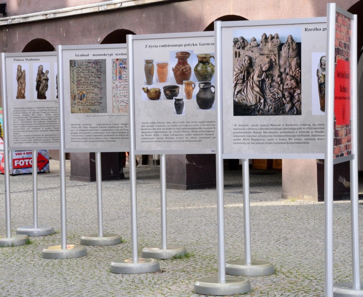 Zdjęcie w galerii na portalu naszraciborz.pl: Muzeum otwiera wystawę, wiceprezydent zdradza, co zastąpi na Rynku lodowisko wiadomości z regionu