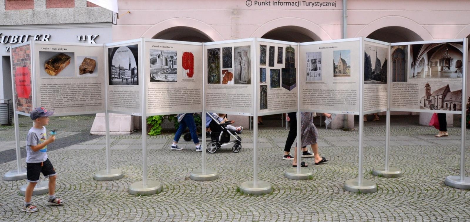 Zdjęcie w galerii na portalu naszraciborz.pl: Muzeum otwiera wystawę, wiceprezydent zdradza, co zastąpi na Rynku lodowisko wiadomości z regionu