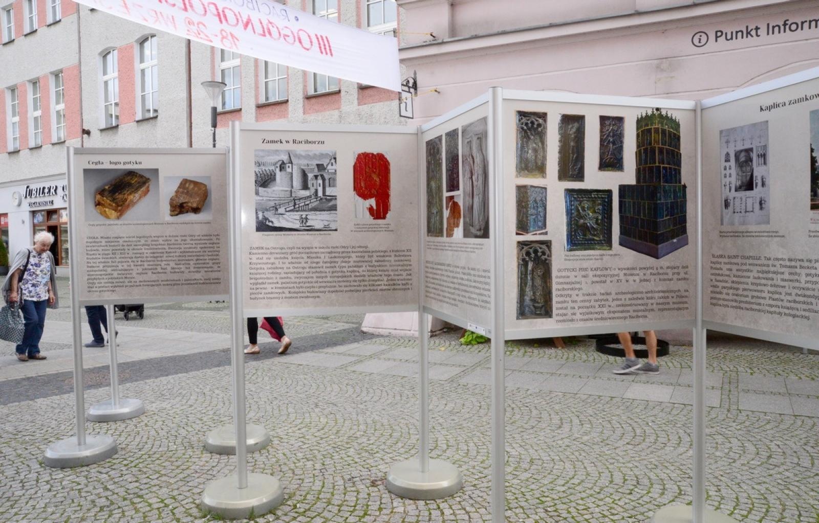 Zdjęcie w galerii na portalu naszraciborz.pl: Muzeum otwiera wystawę, wiceprezydent zdradza, co zastąpi na Rynku lodowisko wiadomości z regionu